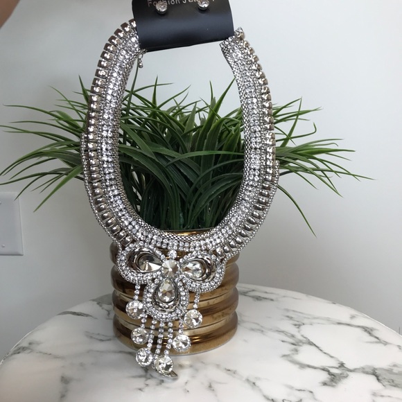 ‼️ Silver Diamond Rhinestone Statement Necklace - Picture 3 of 7